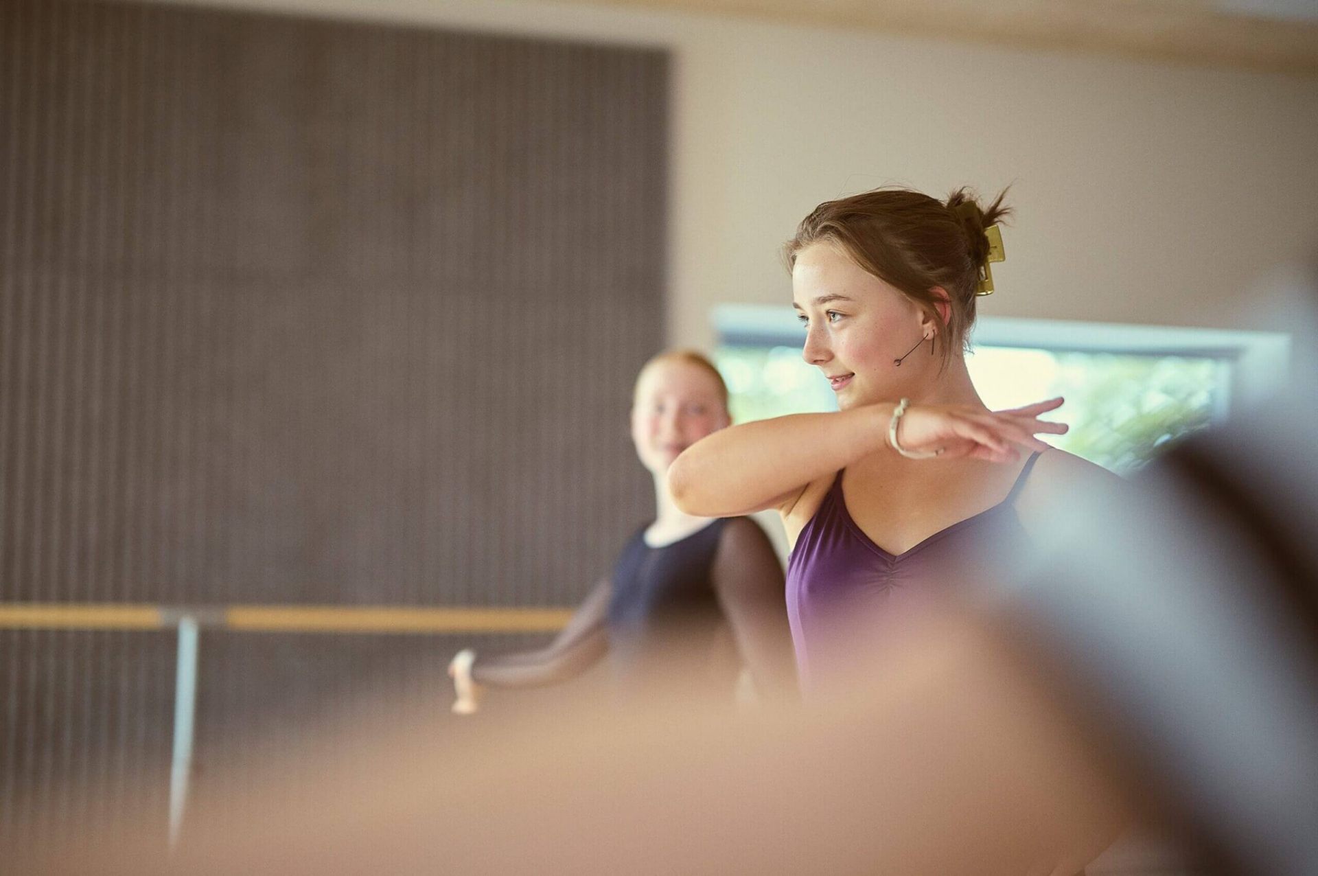Danser i contemporary træning på IKA Dance Academy