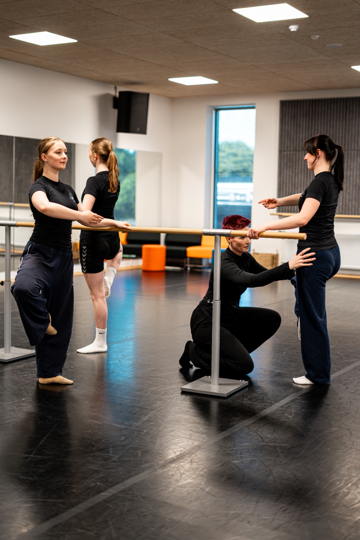 Balletundervisning ved barren på IKA Dance Academy