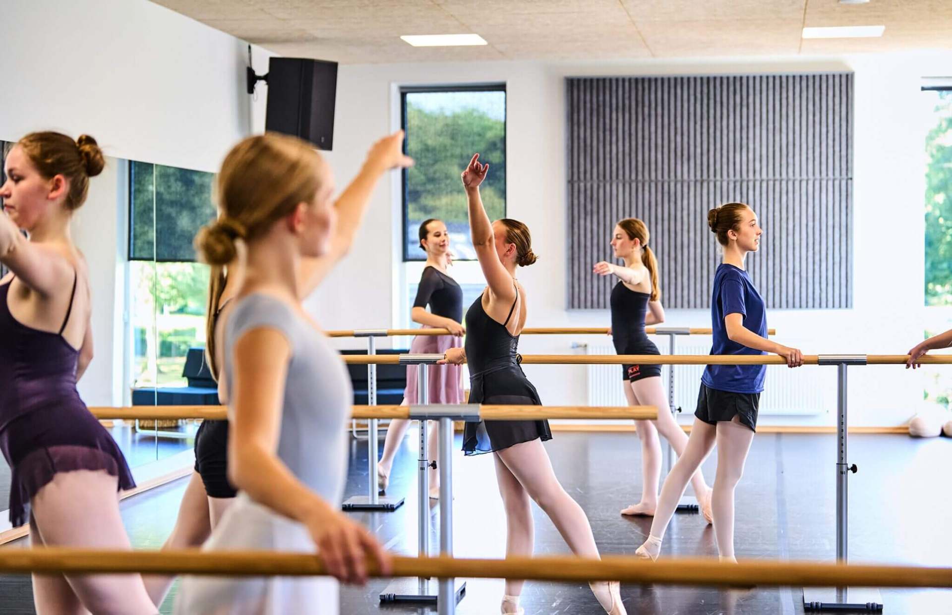 Balletundervisning ved barren på IKA Dance Academy