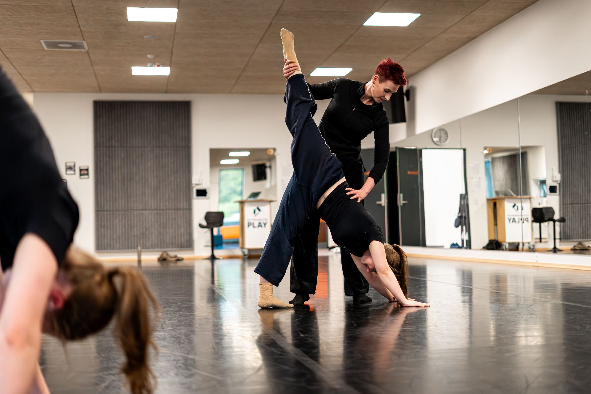 Danser i contemporary træning på IKA Dance Academy