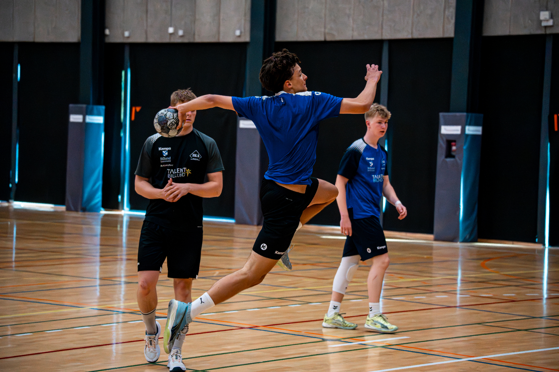 Håndboldspiller skyder til akademitræning i hallen
